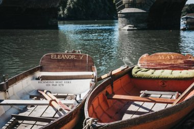 Londra, İngiltere - 1 Ağustos 2018. Ahşap tekneler Richmond köprü tekne kiralayabilir Richmond, bir banliyö şehir parkları çok sayıda ünlü Güney-Batı Londra'da Thames Nehri üzerinde palamarla ve açık alanlarda.