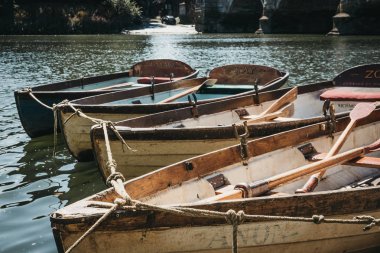 Londra, İngiltere - 1 Ağustos 2018. Ahşap tekneler Richmond köprü tekne kiralayabilir Richmond, bir banliyö şehir parkları çok sayıda ünlü Güney-Batı Londra'da Thames Nehri üzerinde palamarla ve açık alanlarda.