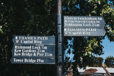 Londra, İngiltere - 1 Ağustos 2018: Yön işaretleri ve çok sayıda turistik Uzaklik Richmond, Güney-Batı Londra çok sayıda park ve açık alanlar için ünlü bir banliyö kasabasında.