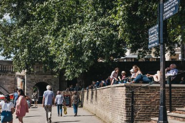 Londra, İngiltere - 1 Ağustos 2018. İnsanlar Richmond, Güney-Batı Londra çok sayıda park ve açık alanlar için ünlü bir banliyö kasabasında Thames Nehri nehir üzerinde rahatlatıcı.