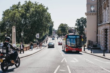 Londra, İngiltere - 1 Ağustos 2018: Kırmızı otobüs rota R70 otobüs Richmond, Güney-Batı Londra'da bulunduğu ve çok sayıda park ve açık alanlar için ünlü Thames Nehri üzerinde bir banliyö şehir sokakta.