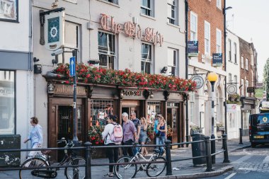 Londra, İngiltere - 1 Ağustos 2018. Richmond, Güney-Batı Londra çok sayıda park ve açık alanlar için ünlü bir banliyö kasabasında eski gemi pub önünde yürüyen insanlar.