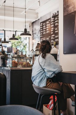Londra, İngiltere - 1 Ağustos 2018; Joe ve suyu kafe Richmond, Londra içinde insanlar. Joe ve suyu olduğunu suyu barlar ve kafelerde dünya çapında 200'den fazla yerlerde Zinciri.