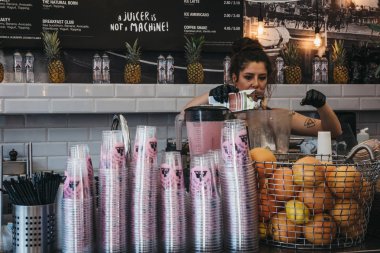 Londra, İngiltere - 1 Ağustos 2018; Richmond, Londra meyve suyu Joe ve suyu café içine yapım çalışan. Joe ve suyu olduğunu suyu barlar ve kafelerde dünya çapında 200'den fazla yerlerde Zinciri.