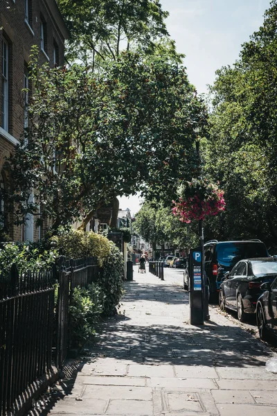 London August 2018 Menschen Spazieren Grün Vorbei Auf Einer Straße — Stockfoto