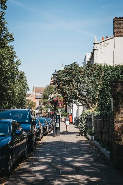 2018年8月1日 在里士满的一条街道上走过绿色植物的人们 位于伦敦西南部的郊区小镇 以大量的公园和空地闻名 — 图库照片