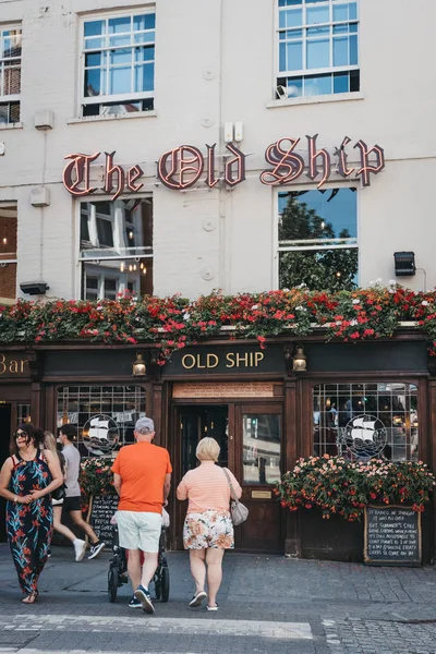 London August 2018 People Crossing Road Front Old Ship Pub — Stock Photo, Image
