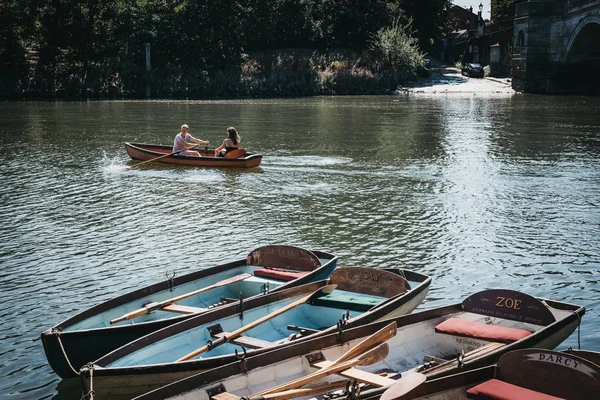 Londra, İngiltere - 1 Ağustos 2018. Richmond köprü tekne kiralayabilir tekneler Richmond, bir banliyö şehir parkları çok sayıda ünlü Güney-Batı Londra'da Thames Nehri üzerinde palamarla ve açık alanlarda.