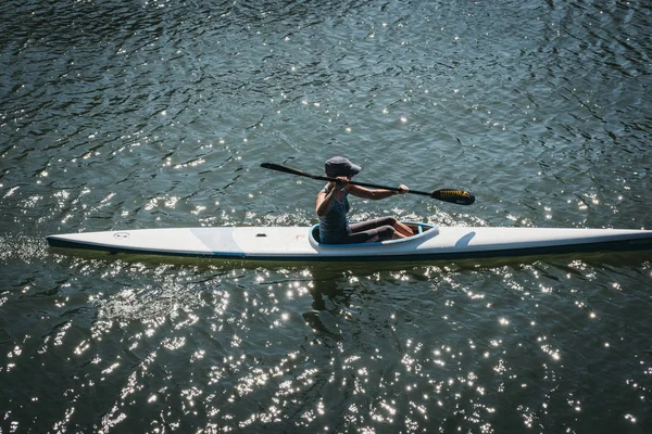 London August 2018 Woman Kayaking River Thames Richmond Suburban Town — Stock Photo, Image