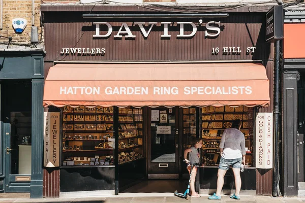 London August 2018 Woman Her Daughter Looking Window Display David — Stock Photo, Image