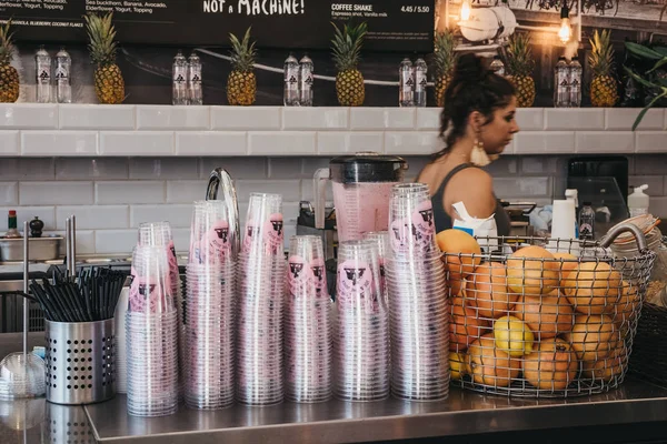 London August 2018 Employee Making Juice Joe Juice Cafe Richmond — Stock Photo, Image