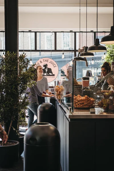 Лондон Великобританія Серпня 2018 Люди Всередині Джо Сік Кафе Річмонд — стокове фото