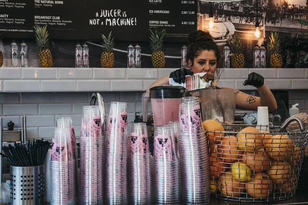 London August 2018 Employee Making Juice Joe Juice Cafe Richmond — Stock Photo, Image