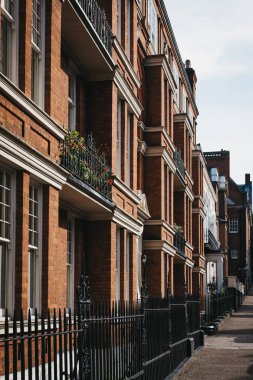 Kırmızı tuğla cephe üzerinde yaz günü Londra, İngiltere, evler.