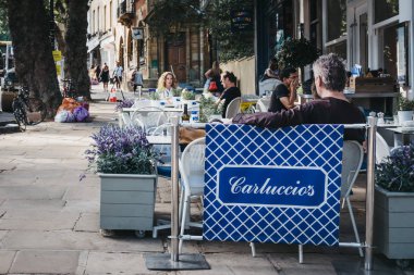 Londra, İngiltere - 1 Ağustos 2018: Hampstead Carluccio'nın restoranında açık masalarda oturan insanlar, zengin bir alan akademisyenler, sanatçı ve medya tarafından rakamlar sevdigi.