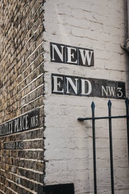 Sokak adı oturum açma binanın köşesindeki Yeni sonunda ve Streatley yer, Hampstead, Londra, İngiltere.