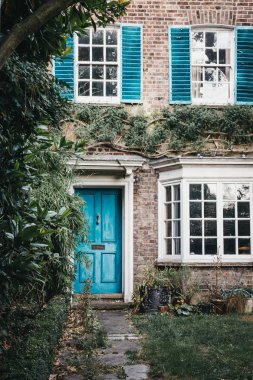 Renkli parlak mavi kapı ve Londra, İngiltere'de bir evde üstünde pencere eşiği.