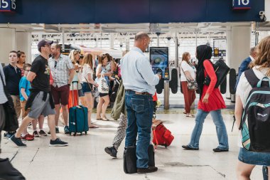 Londra, İngiltere - 1 Ağustos 2018: London Waterloo Demiryolları İstasyonu içinde yürüyüş insanlar. Aynı adı taşıyan bir metro istasyonuna bağlı olan ve en yoğun Tren İstasyonu'na İngiltere'de.