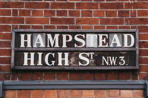 Street name sign on Hampstead High Street, Hampstead, Londra, Regno Unito — Foto Stock