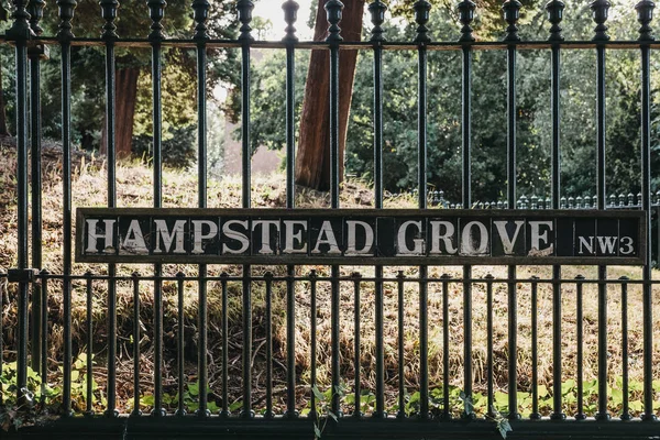 Лондон Великобританія Серпня 2018 Вулиця Назва Знак Металевий Паркан Hampstead — стокове фото