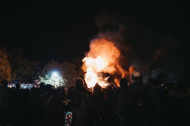 Londra, İngiltere - 3 Kasım 2018: seyreden şenlik ateşinde Alexandra Palace, Londra Guy Fawkes gece yıllık kutlama.