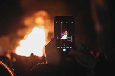 Londra, İngiltere - 3 Kasım 2018: Adam alarak fotoğrafını cep telefonu, Alexandra Palace, Londra Guy Fawkes gece yıllık kutlama ateşin ortasına.