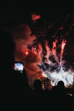 Londra, İngiltere - 3 Kasım 2018: İnsanlar alarak fotoğraf üstünde hareket eden telefon içinde Alexandra Palace, Londra Guy Fawkes gece yıllık kutlama sırasında havai fişek.