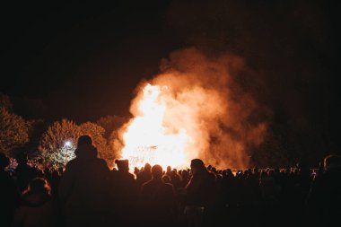 Londra, İngiltere - 3 Kasım 2018: seyreden şenlik ateşinde Alexandra Palace, Londra Guy Fawkes gece yıllık kutlama.