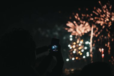 Londra, İngiltere - 3 Kasım 2018: İnsanlar alarak fotoğraf üstünde hareket eden telefon içinde Alexandra Palace, Londra Guy Fawkes gece yıllık kutlama sırasında havai fişek.