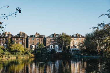 Londra, İngiltere - 27 Ekim 2018: Satır Hampstead Heath havuza bakan Hampstead'da yarı müstakil evlerin. Hampstead Heath 320 hektarlık bir Londra'nın en popüler açık alanlarda kapsar.