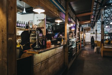 Londra, İngiltere - 2 Kasım 2018: Yiyecek ve içecek standları Mercato Metropolitano içinde Londra'da ilk sürdürülebilir toplumsal pazar odaklı alan canlandırılarak ve çevreyi koruma.