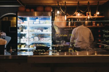 Londra, İngiltere - 2 Kasım 2018: Alan canlandırılarak ve çevreyi koruma Trattoria del Mercato tribünde Mercato Metropolitano, Londra'da ilk sürdürülebilir toplumsal pazar odaklı.