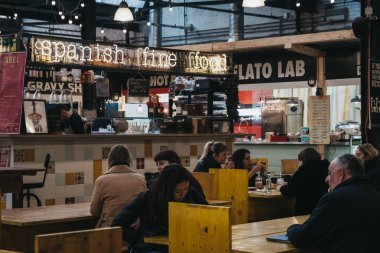 Londra, İngiltere - 2 Kasım 2018: Alan canlandırılarak ve çevreyi koruma Mercato Metropolitano İspanyol yemeği tribünde insanlara, Londra'da ilk sürdürülebilir toplumsal pazar odaklı.