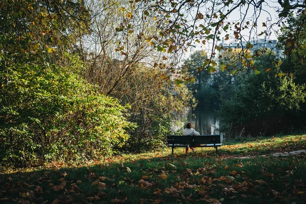 Londres Royaume Uni Octobre 2018 Personne Assise Sur Banc Relaxant — Photo