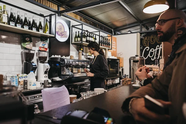 Londra, İngiltere - 2 Kasım 2018: Alan canlandırılarak ve çevreyi koruma Mercato Metropolitano Cafe Latino tribünde insanlara, Londra'da ilk sürdürülebilir toplumsal pazar odaklı.
