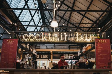 Londra, İngiltere - 2 Kasım 2018: Kokteyl barda Mercato Metropolitano, Londra'nın ilk sürdürülebilir toplumsal pazar odaklı mahalle canlandırılarak ve çevreyi korumak.