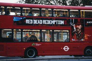 Londra, İngiltere - 02 Kasım 2018: Red Dead Redemption 2 oyun reklam Londra, İngiltere'de kırmızı çift katlı otobüse. Oyunun orijinal bir prequel derece popüler dünya çapında olmasıdır.