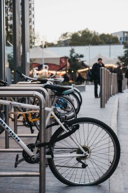 Londra, İngiltere - 02 Kasım 2018: Bisiklet bir satırı Londra Caddesi üzerinde park etmiş. Bisiklete binme şehirde gidip için popüler bir yoludur.