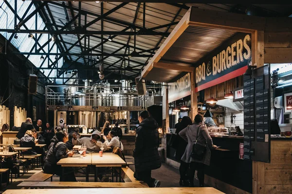 Лондон Великобританія Листопада 2018 Люди Барбекю Burger Позиція Mercato Метрополітан — стокове фото