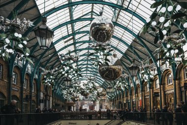 Yılbaşı süsleri ve dev baubles Covent Garden pazarında,