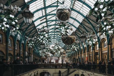 Yılbaşı süsleri ve dev baubles Covent Garden pazarında,