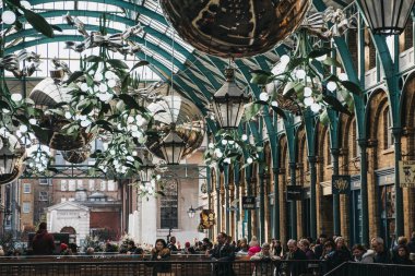 Yılbaşı süsleri ve dev baubles Covent Garden pazarında,