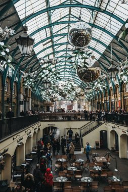 Yılbaşı süsleri ve dev baubles Covent Garden pazarında,