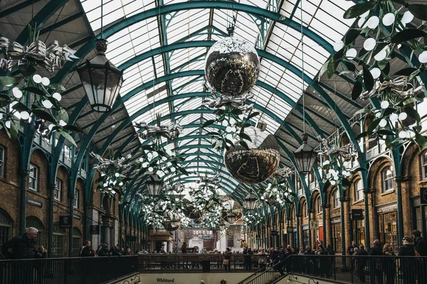 Yılbaşı süsleri ve dev baubles Covent Garden pazarında,