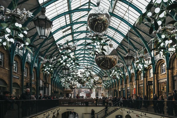 Ozdoby świąteczne i olbrzymie bombki w Covent Garden Market, — Zdjęcie stockowe