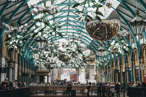 Vánoční ozdoby a obří koule v Covent Garden Market, — Stock fotografie