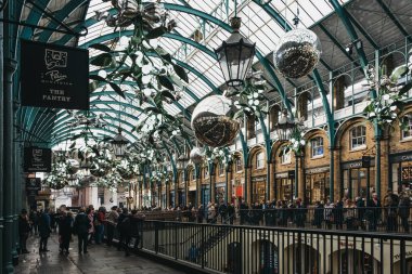 Yılbaşı süsleri ve dev baubles Covent Garden pazarında,