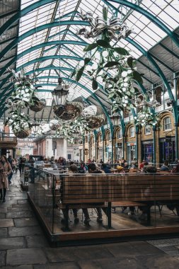 Yılbaşı süsleri ve dev baubles Covent Garden pazarında,