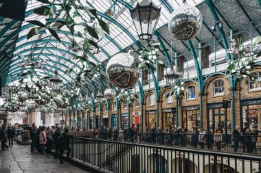 Yılbaşı süsleri ve dev baubles Covent Garden pazarında,