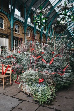 Noel ağaçları ve süslemeleri pazarda Covent Garden, Londra,